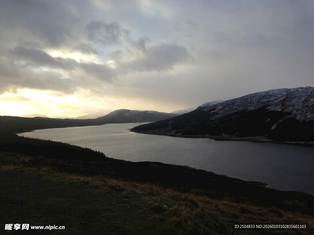 黄昏下的山水风光