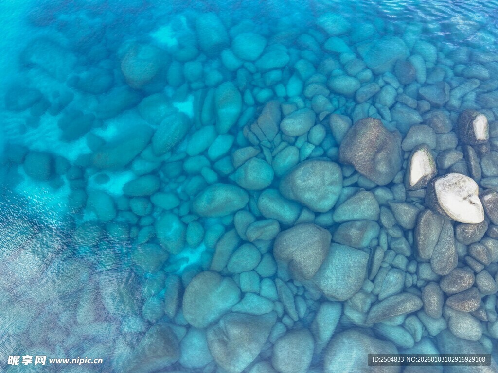 清澈海下的多彩鹅卵石