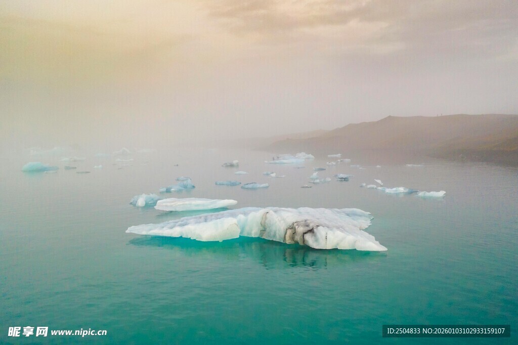 海上漂浮的壮观冰山