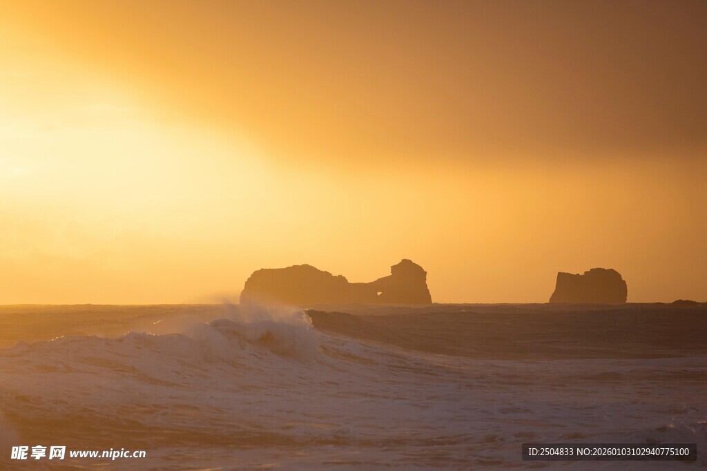 夕阳下的海边礁石美景