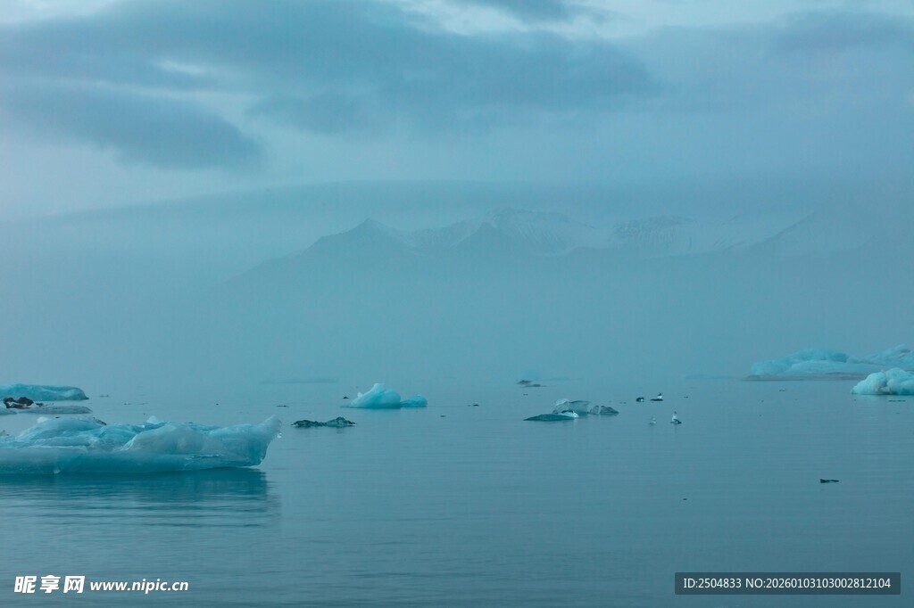 海上漂浮的蓝绿色冰山