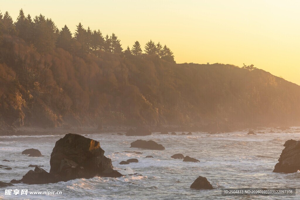 黄昏下的海边礁石与山林