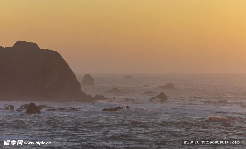 海边日落时的礁石美景