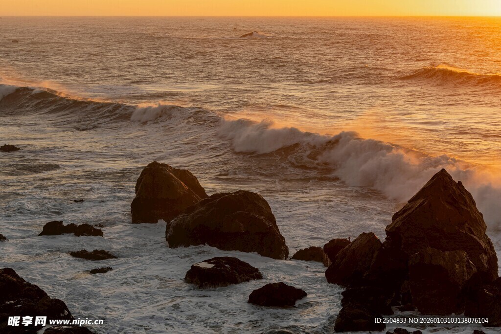 海边日落时的礁石与海浪