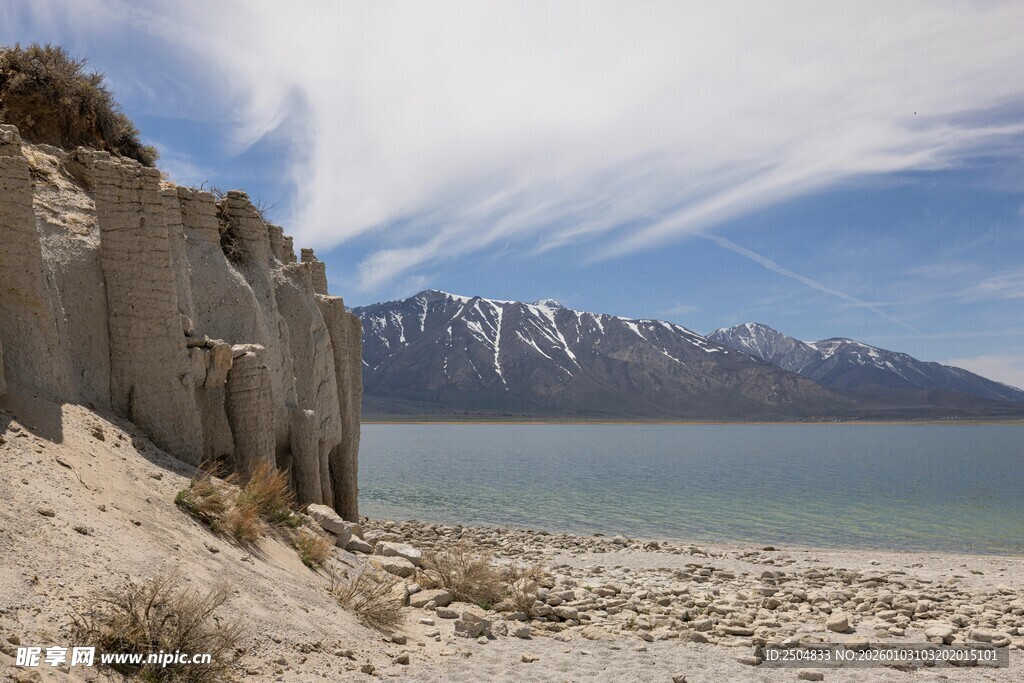 湖畔峭壁与远处雪山美景