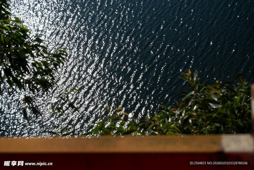 湖畔波光粼粼的宁静景致