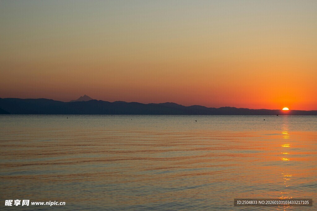夕阳下波光粼粼的水面