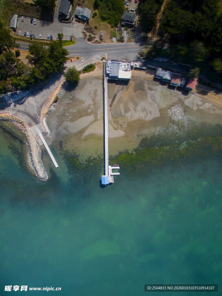 俯瞰海边码头与停泊船只