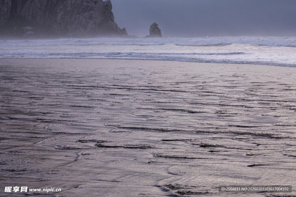 海边沙滩的纹理与海浪