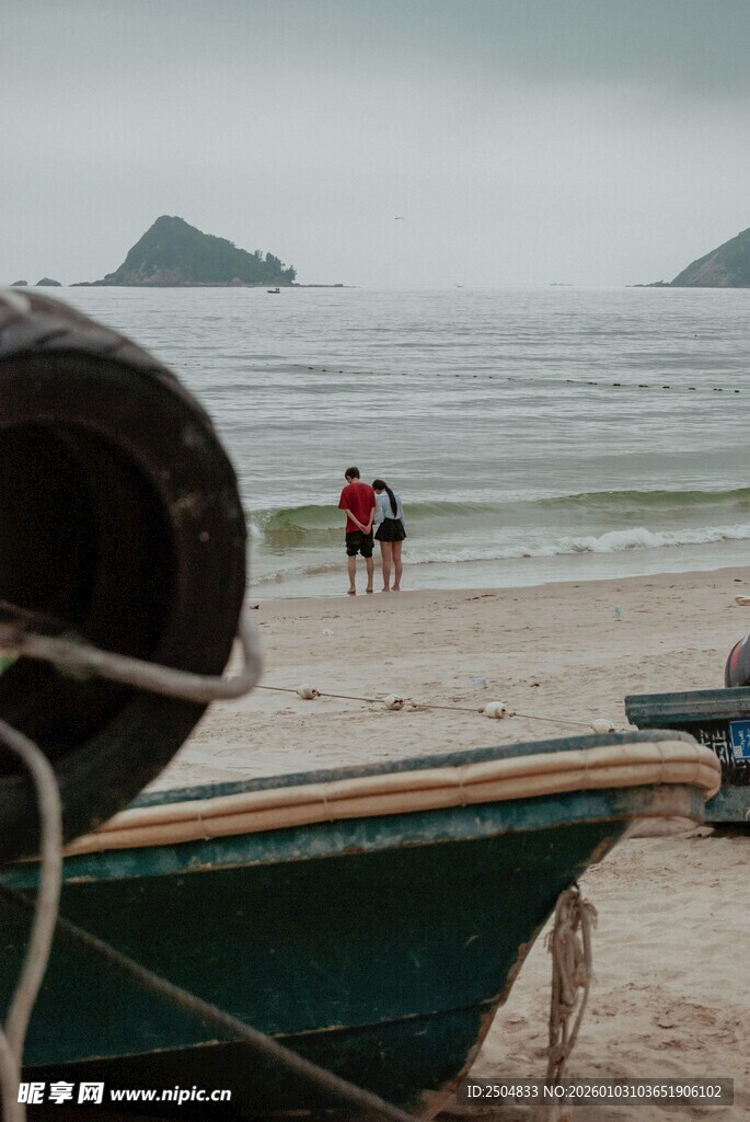 海边沙滩的渔船与 人