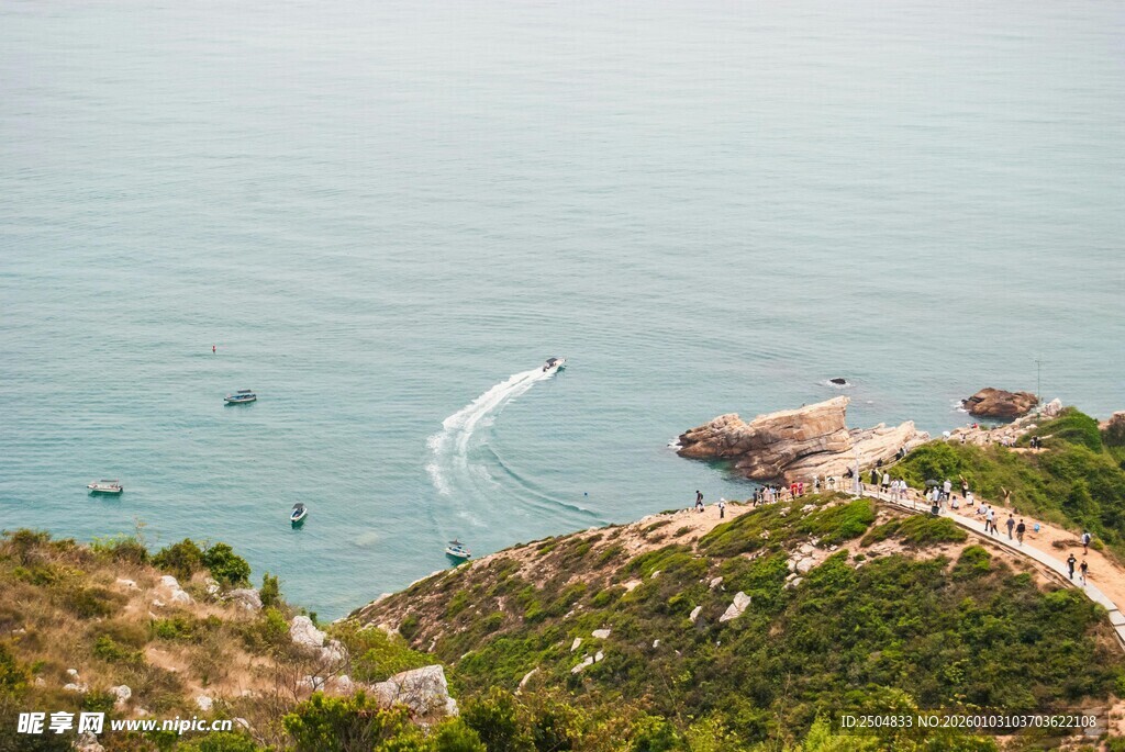 俯瞰碧海青山间的船只