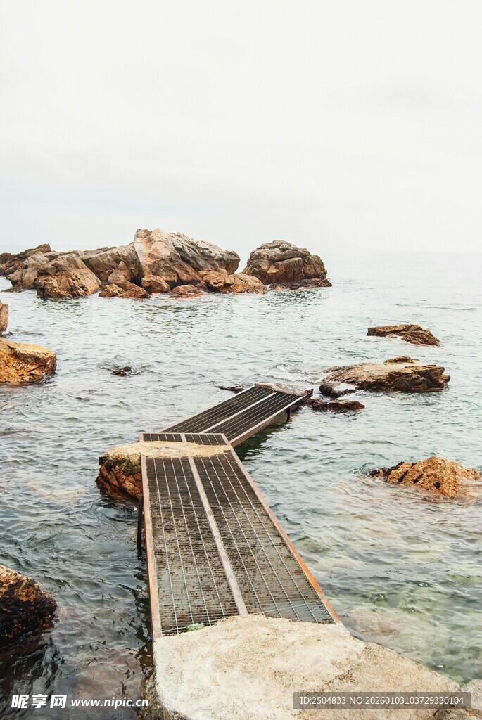 海边延伸至水中的木质栈桥