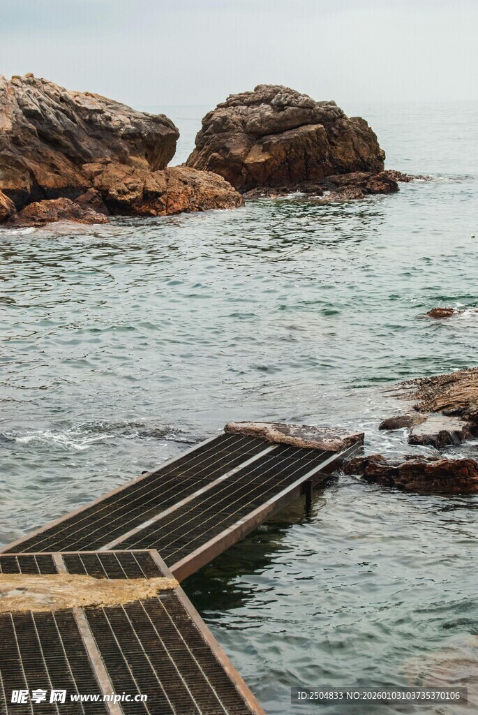 海边木质栈桥延伸至海中