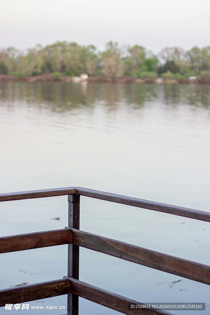 湖畔栏杆边的宁静景致