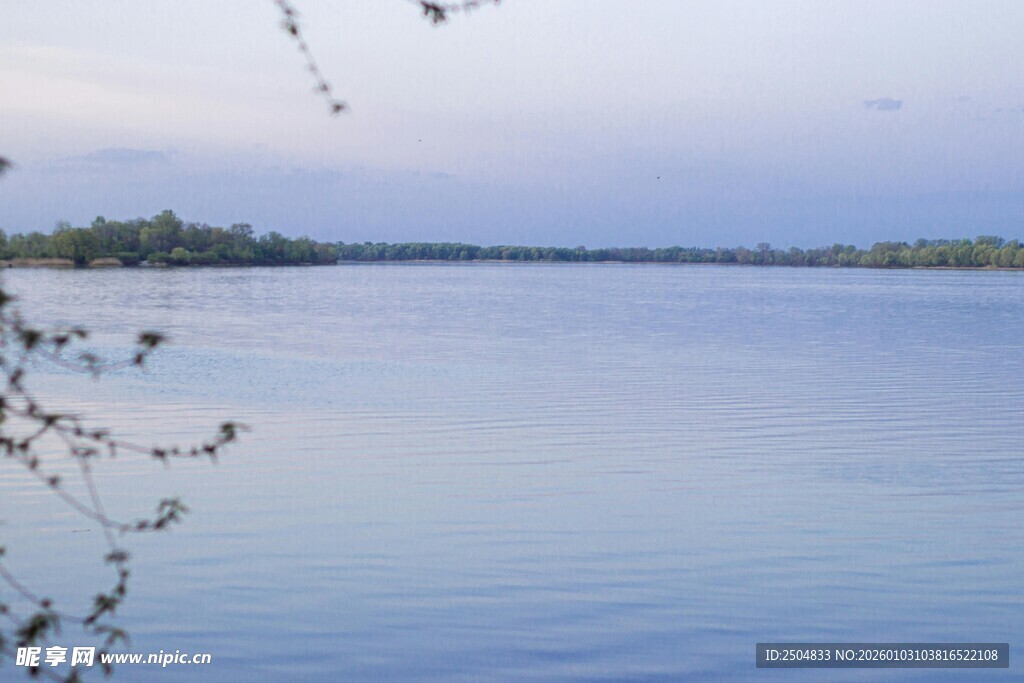 宁静湖面风光