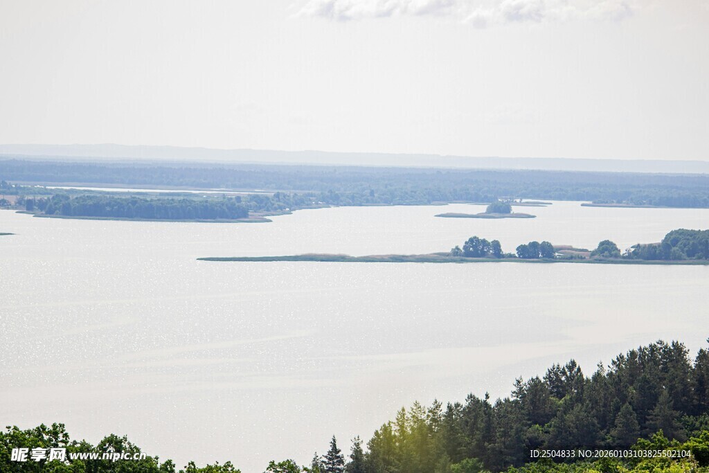 湖畔风光 绿树环绕的宁静水域