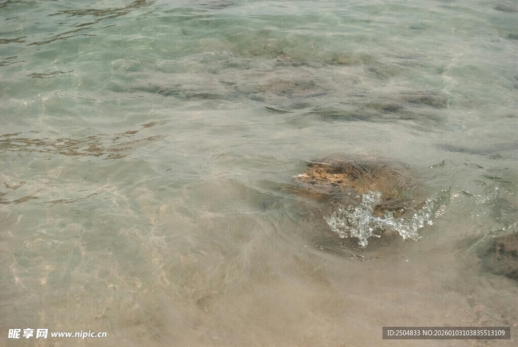 浅海沙滩上的涌动海水