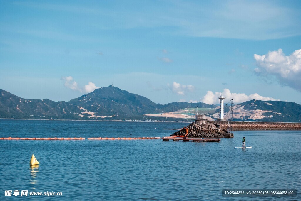 海上施工场景 远处有山峦