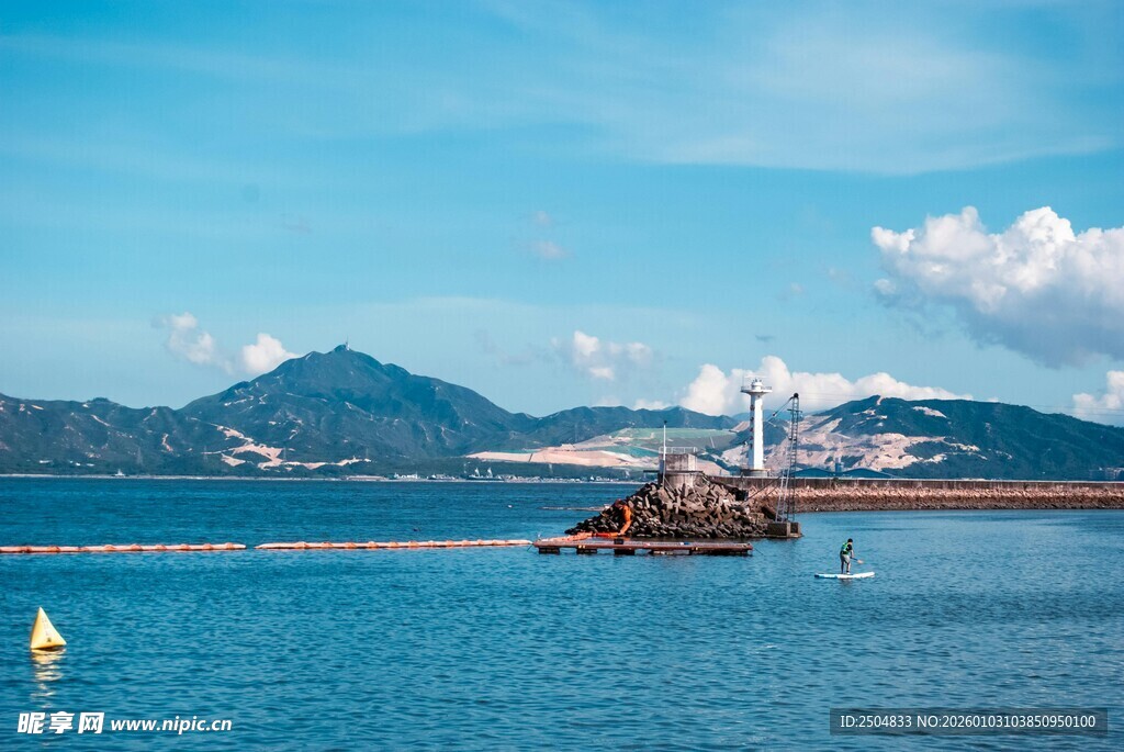 海上船只与远处山峦美景