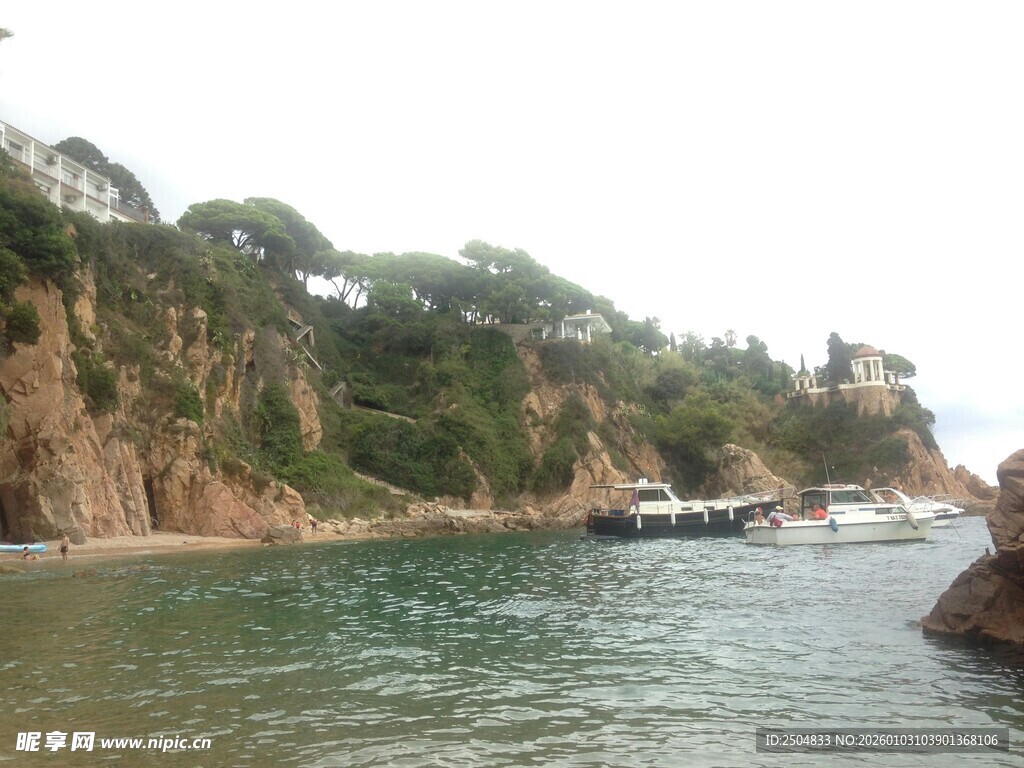 海滨风光 船只停泊于岸边