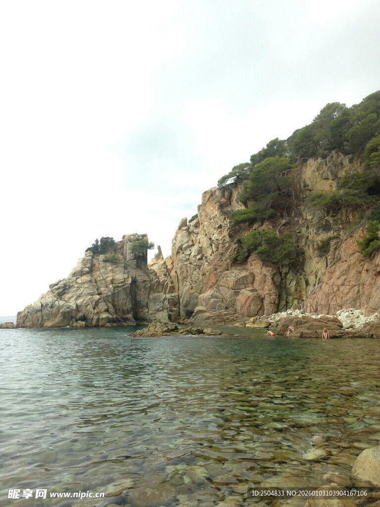 海边嶙峋岩石与清澈海水