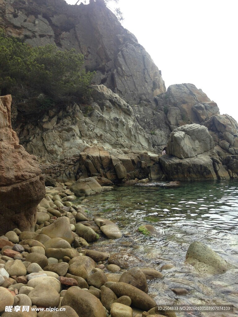 海边嶙峋岩石与清澈水域