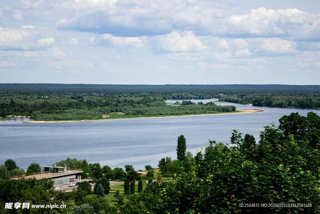 河畔绿意盎然的美丽风光
