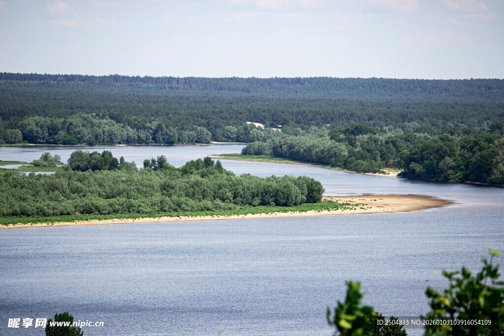 河畔绿意盎然的美丽风光