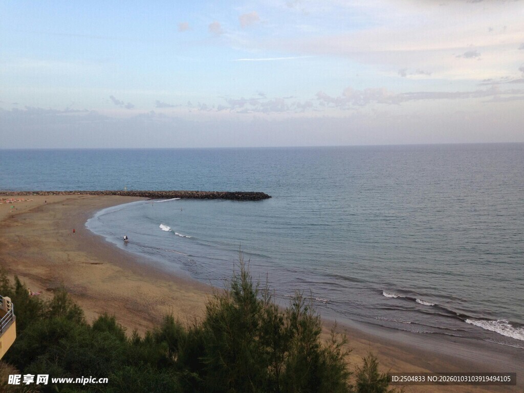 宁静海边沙滩与葱郁植被