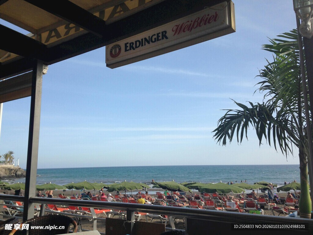 海边热闹的休闲观景场景