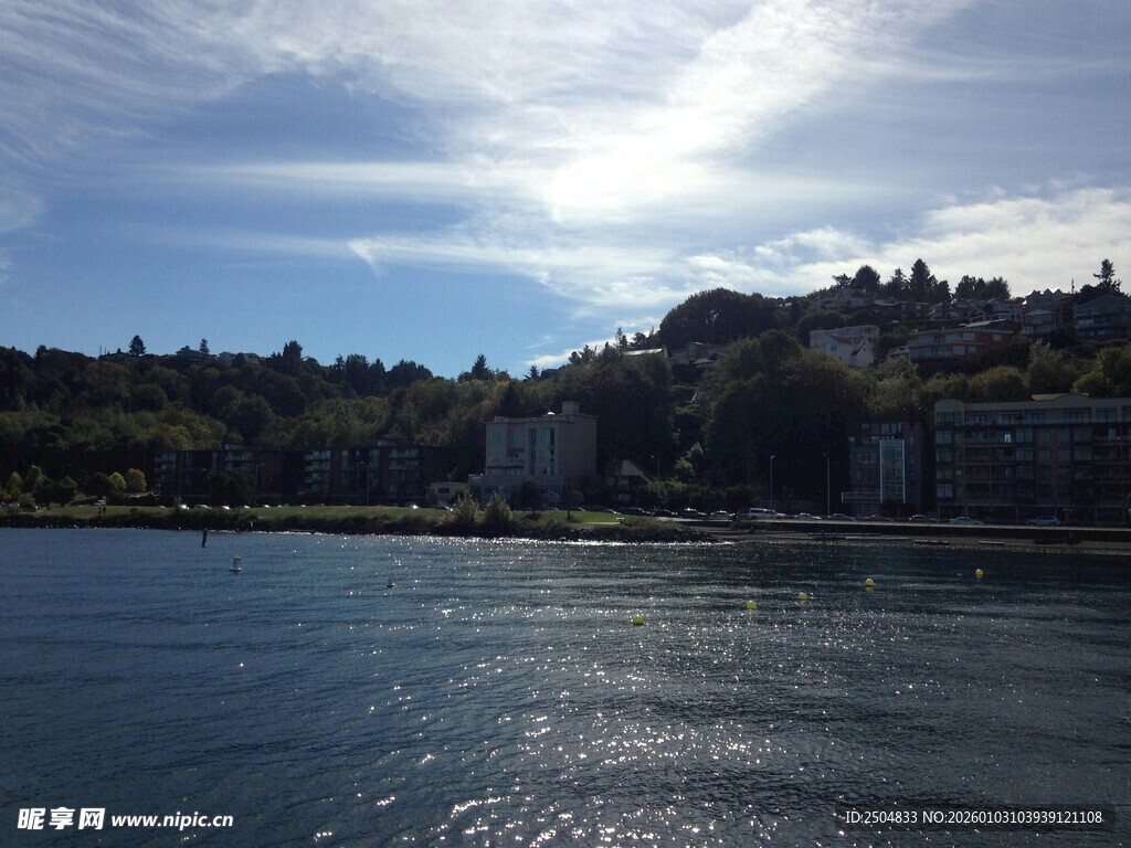 湖畔风光 城市与自然交融