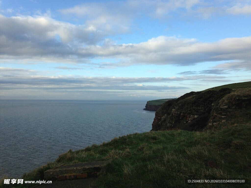 悬崖边的壮阔海景