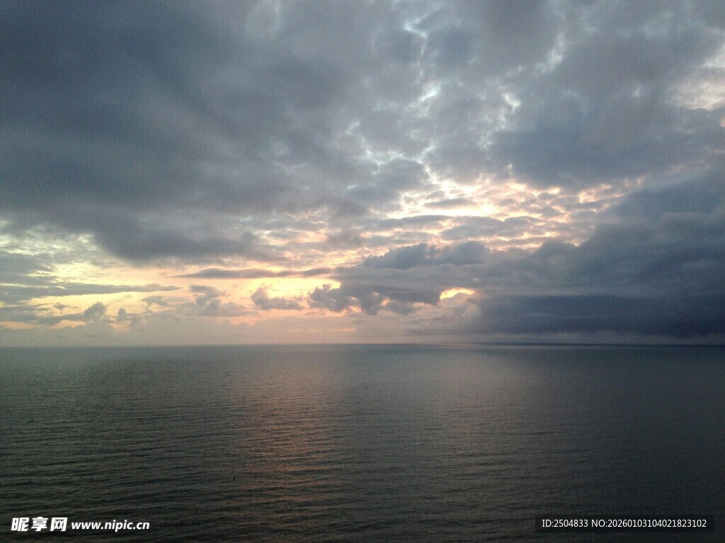 海上黄昏乌云密布景象