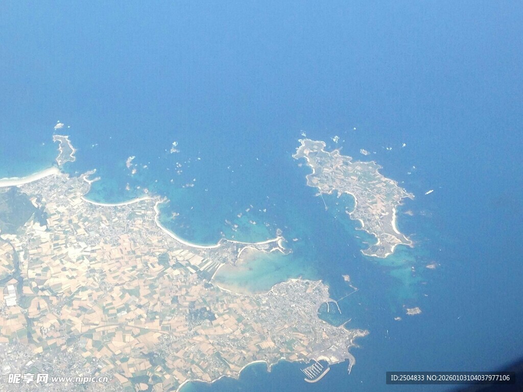 高空俯瞰的岛屿风光