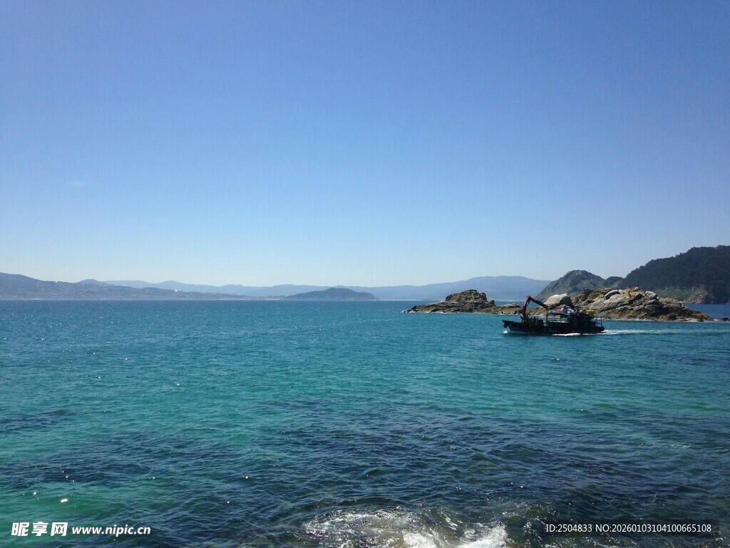 碧海蓝天中的海上风光