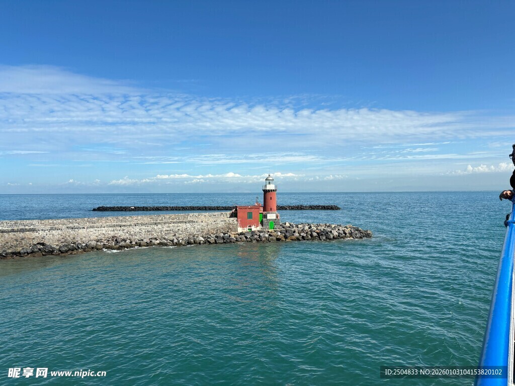 海上灯塔 宁静的蓝色海域