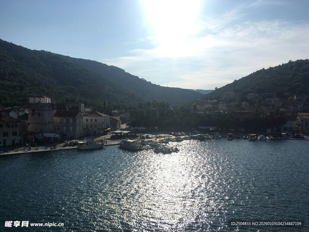 海滨风光 阳光照耀的宁静港湾