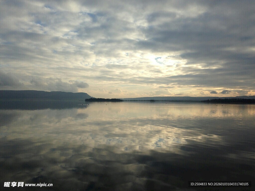 宁静湖面映着天边云霞