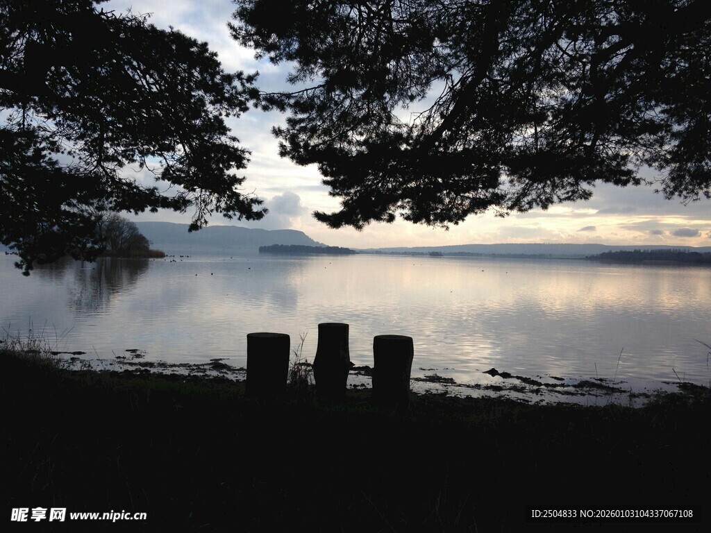 湖畔暮色下的静谧景致