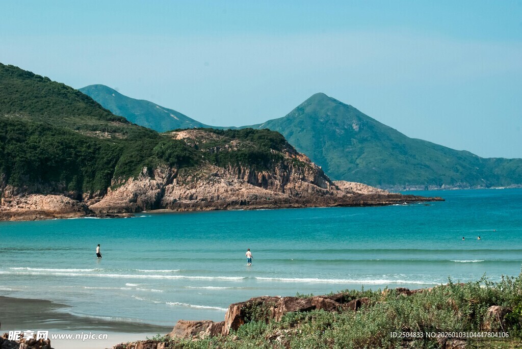 海滨美景 青山碧海相映衬