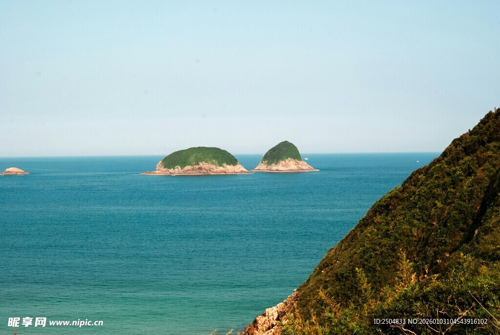海边山峦与远海岛屿美景