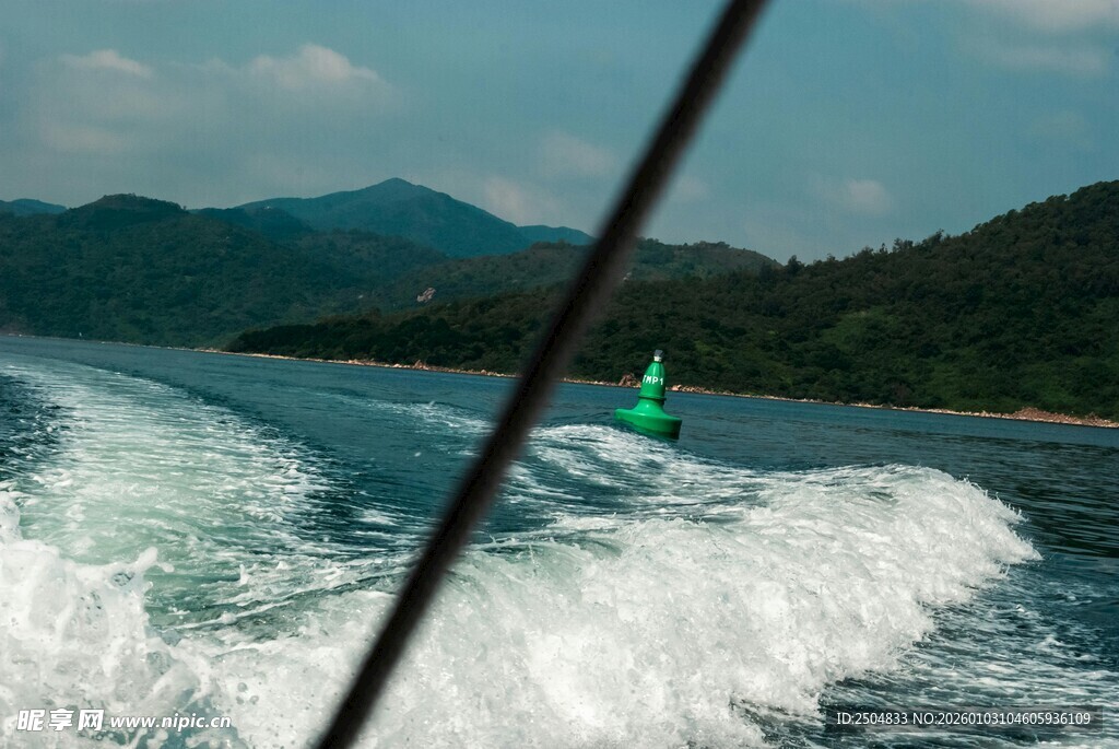 海上快艇激起白色浪花