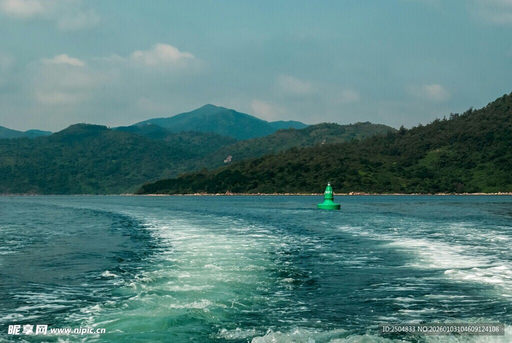 乘船 湖赏青山绿水