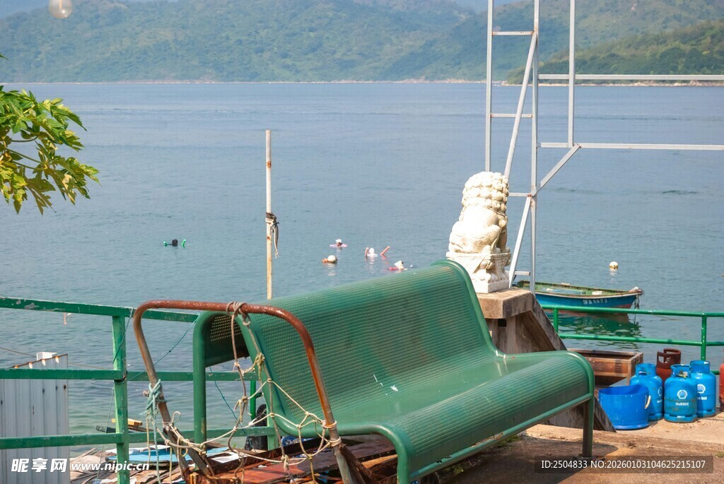 海边休憩长椅与远处风景