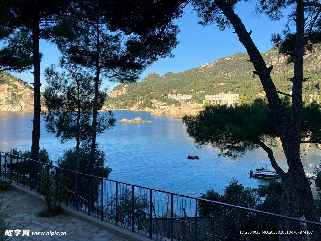 湖畔美景 绿树环绕的宁静水域