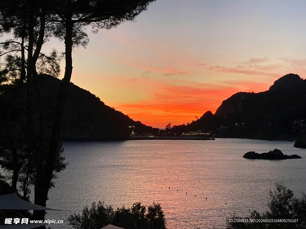 日落时分的湖光山色