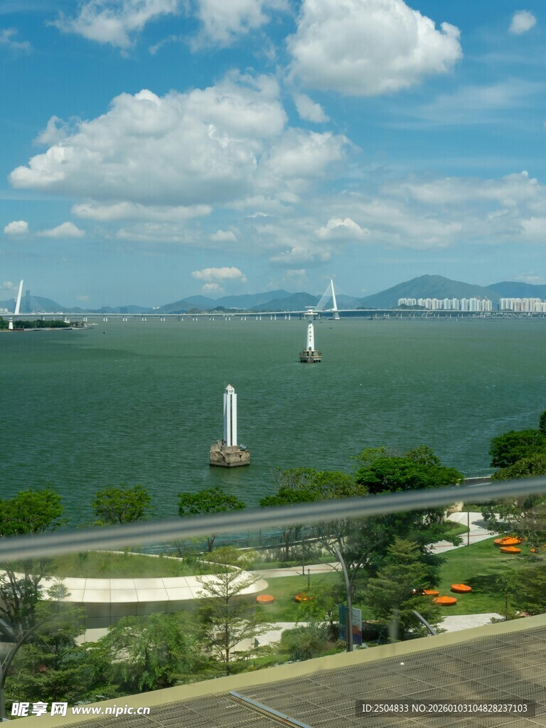 海上大桥与岸边风景