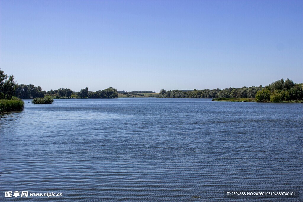 宁静宽阔的河流自然风光