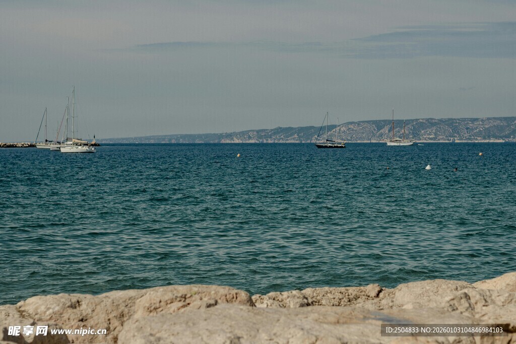 海边岩石与远处船只风景