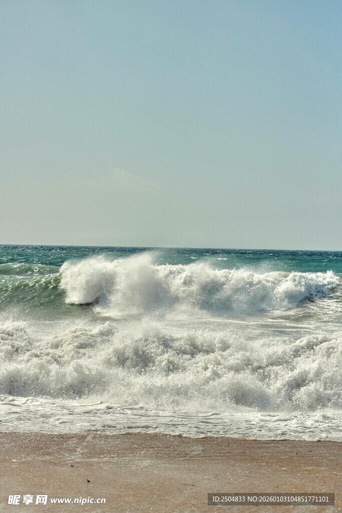 海浪拍打沙滩的美丽景象